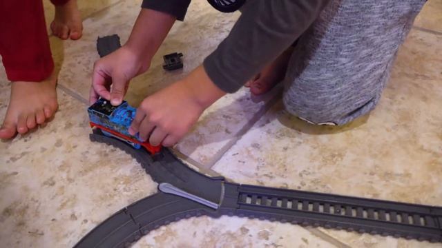 THOMAS SUPER STATION TRACKMASTER STAIR TRACK! With Our Friends! смотреть онлайн