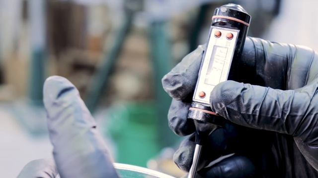 Carved Epoxy Resin River Guitar Build - Bog Oak & Gold Leaf 3 of 5 смотреть онлайн