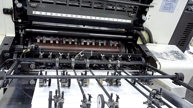 Помощник настраивает подачу бумаги в печатную машину смотреть онлайн