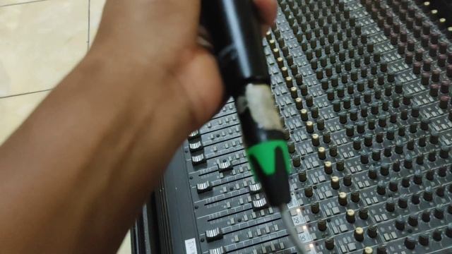 Cara pasang Efek Vocal di mixer MACKIE 32.8 смотреть онлайн