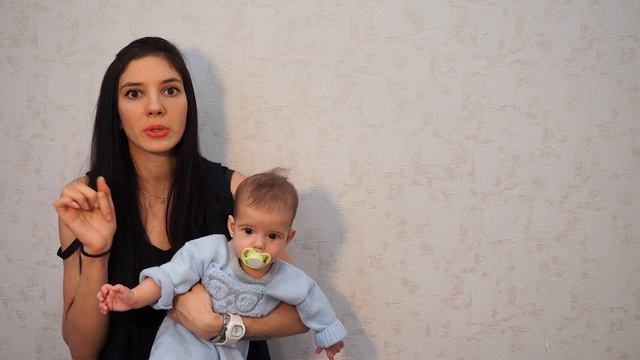 КАК УХАЖИВАТЬ ЗА ДВОЙНЕЙ. Первый месяц жизни и развития ребенка. смотреть онлайн