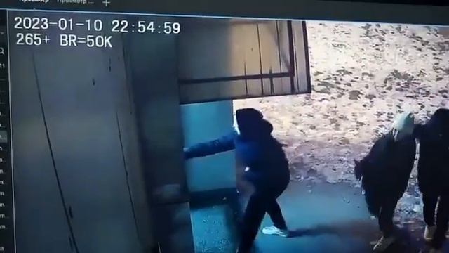 В Красноярске группа молодых людей разбили дверь лифта в переходе на проспекте Свободном смотреть онлайн