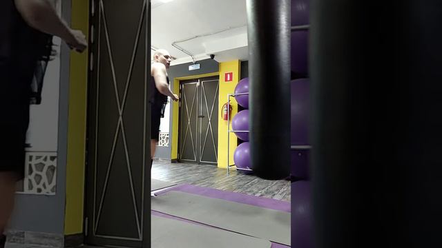 Тайский бокс. Муай тай. Фитнес. Отработка ударов на боксерском мешке босиком. 16 июня. Утро. Часть 1