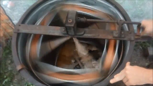 Процесс откачки мёда на медогонке смотреть онлайн