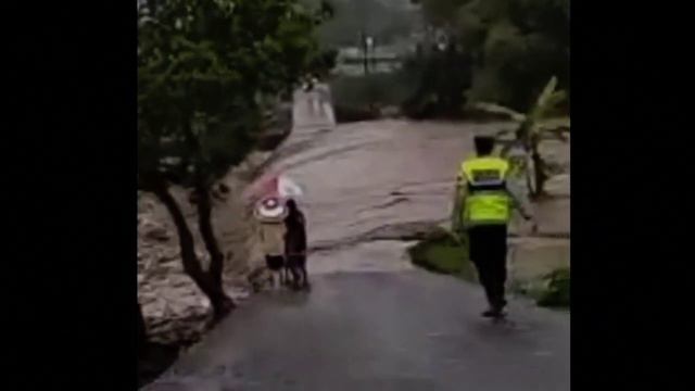 JAWA TIMUR BERDUKA BaRU SAJA 14/4/2023 MALANG BANJIR BANDANG! BANJIR LUMPUR & BATU MALANG HARI INI смотреть онлайн