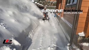 Садовый трактор (райдер) Husqvarna 316 TX AWD убирает снег снегоуборщиком..mp4