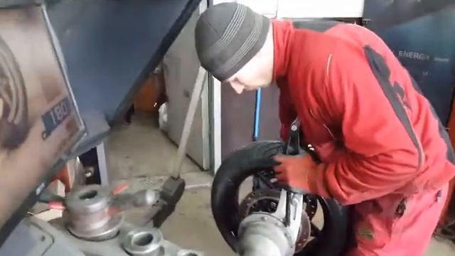 Silverblade 250 EFI. Why is so difficult to balancing 14" tires in Kiev. Part 1 смотреть онлайн