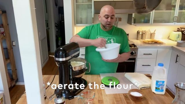 Cake School: How to Bake a Classic Yellow Cake with Duff Goldman смотреть онлайн