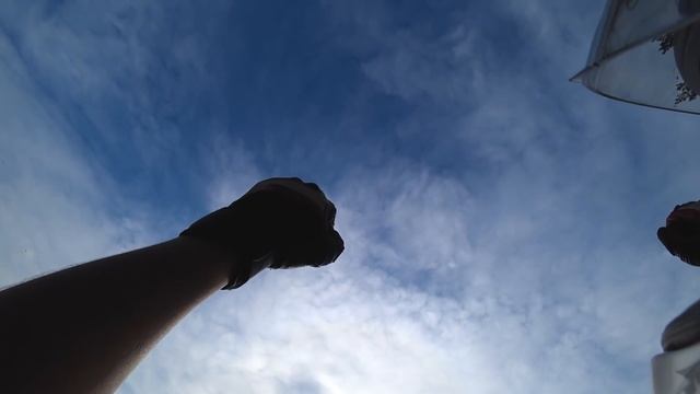 ВАЛЮ НА ЗАДНЕМ НА ИГРУШЕЧНОМ МОТОЦИКЛЕ! смотреть онлайн