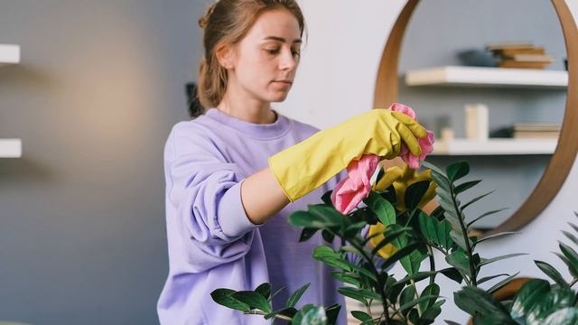 Босс унижал парикмахершу, которая стригла бомжа, но от того, что было дальше, оцепенел весь салон