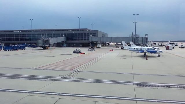 Riding the shuttle and admiring the airplanes at Dulles International Airport (IAD) смотреть онлайн