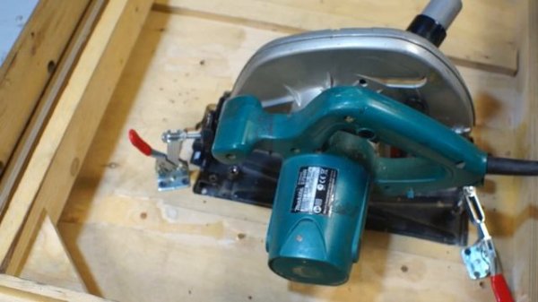 Как быстро установить циркулярную пилу в стол. Простой способ.