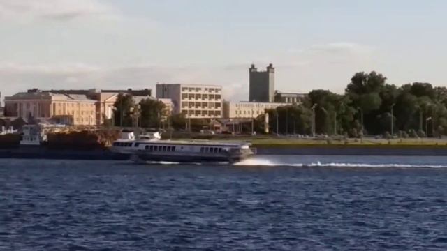 Метеор-142 плывёт по Неве смотреть онлайн