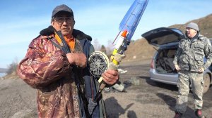 РЫБАЛКА В ДЕРЕВНЕ С МАТЁРЫМИ МЕСТНЫМИ! Ловля весной на реке Енисей