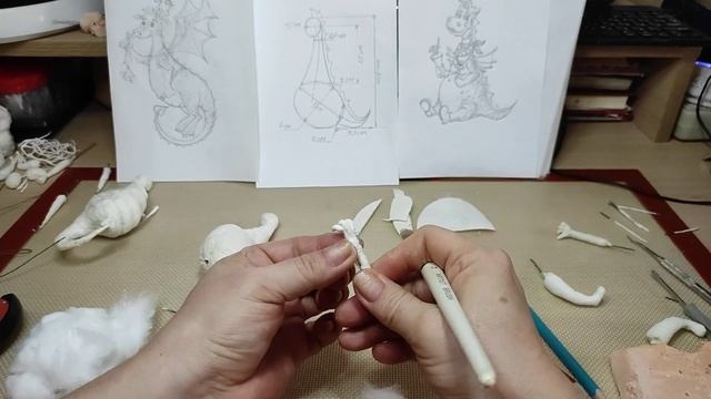 ??Ватная игрушка ДРАКОША КАРАПУЗ. Урок 3 . Делаем руки и ботинки. смотреть онлайн