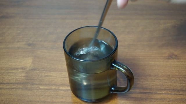 Я НЕ ПОВЕРИЛ ГЛАЗАМ!!! ВОДА ЗАМЕРЗЛА ОТ УДАРА! Невероятные магические эксперименты с водой. смотреть онлайн