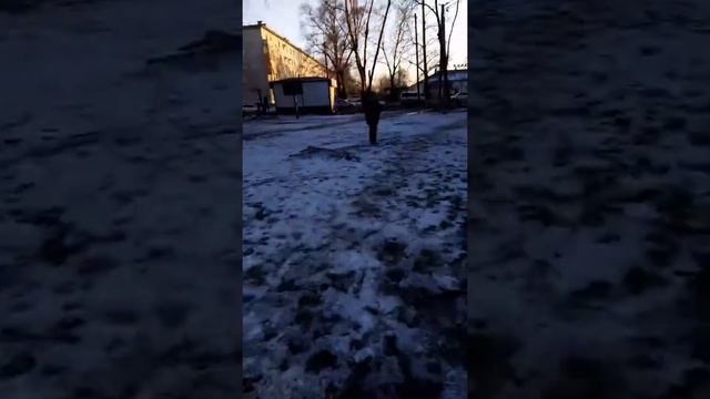 Разбиваем лёд камнями смотреть онлайн
