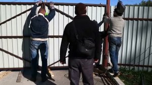 Установка ворот на столбы