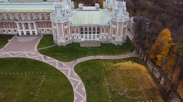 Полетели на DJI mini 2 в парке музее Царицыно (г.Москва). Коптер даже дёргался маленько. смотреть онлайн