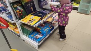 Полина Выбирает Игрушки в Магазине  «Детский Мир»