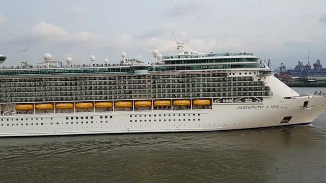 Круизное судно Independence of the Seas в порту Гамбурга на Эльбе смотреть онлайн