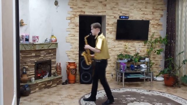 Поппури "18 мне уже" и Dabro Юность кавер на саксофоне с импровизацией на юбилее смотреть онлайн