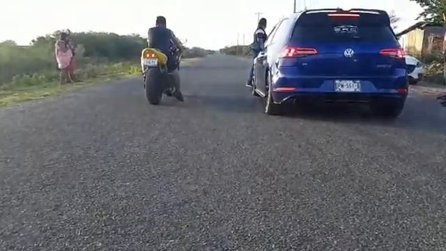 Golf R vs Honda CVR 600 F4I смотреть онлайн