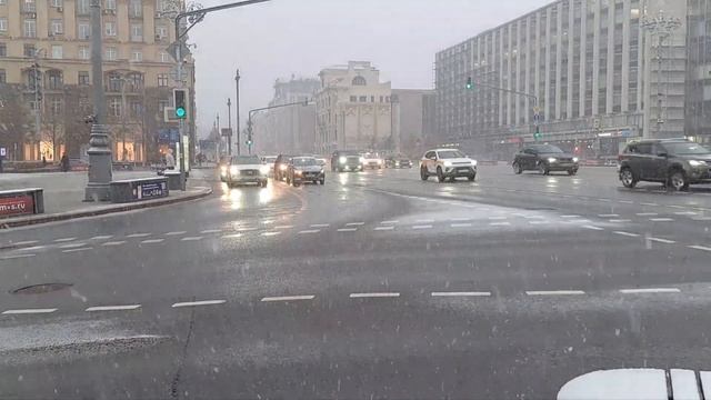 г. Москва, Тверская улица, станция метро Пушкинская/Тверская. ? Снег. ❄️ 30.10.2023г. смотреть онлайн