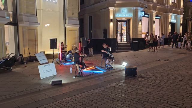 Moscow: Kuzneckij most-a small street concert. Кузнецкий мост-маленький уличный концерт. смотреть онлайн