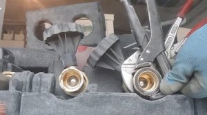 Открутить красный резьбовой фиксатор / Unscrew the red screw