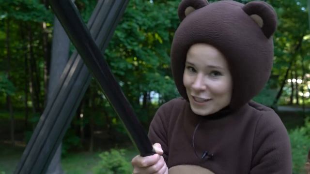 Маленькая Вера  и Медведь играют на детской площадке