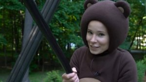 Маленькая Вера  и Медведь играют на детской площадке