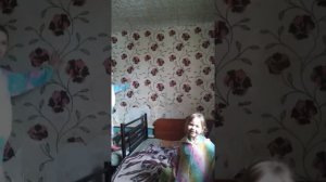 мы с сестрой прыгаем с кровати или на кровать и  подай на неё