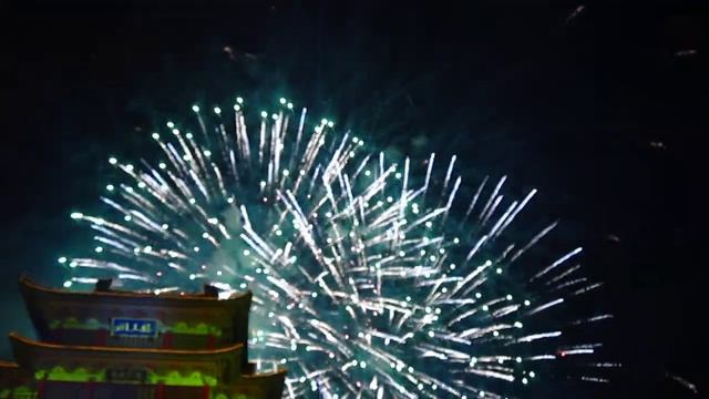 Видео снятое фотоаппаратом Canon IXUS 100is. Ночной салют смотреть онлайн