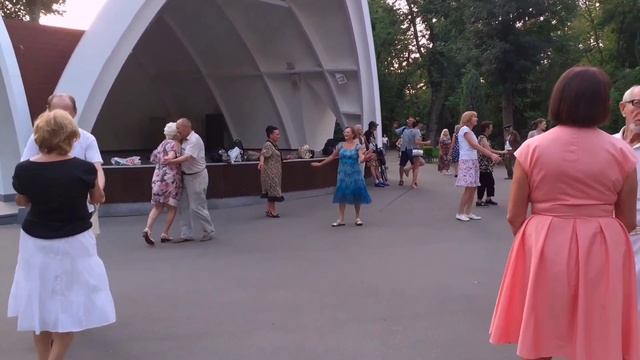 Я И САРА, КЛЁВА ПАРА! ТАНЦЫ В ПАРКЕ ГОРЬКОГО ХАРЬКОВ СЧАСТЛИВЫЕ ДНИ смотреть онлайн