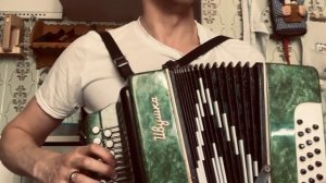 Осваиваю гармонь🪗 Губы окаянные, думы потаенные.