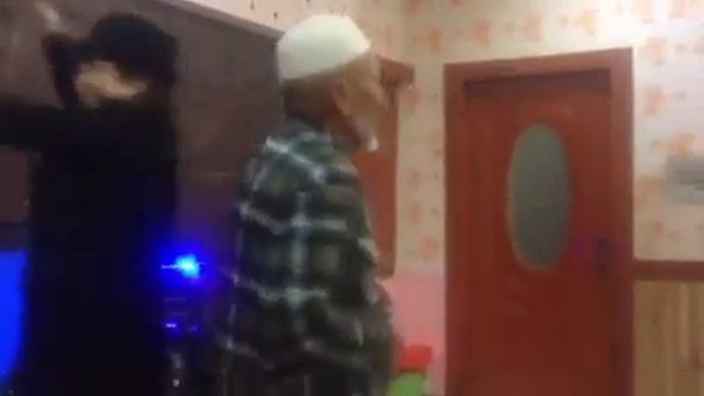 Дед в тюбетейке с женщиной зажигает! смотреть онлайн