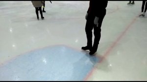 УРОКИ ПО ФИГУРНОМУ КАТАНИЮ №2. Движение спиной вперед, фонарики, дуги (Ice skating tutorial №2).mp4