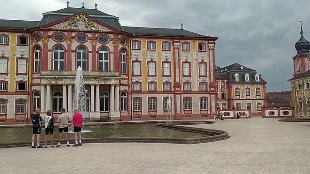 Дворец в стиле барокко. А вот погода не радует. смотреть онлайн