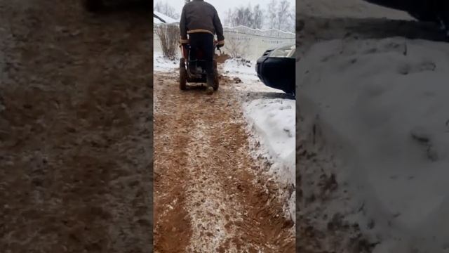 Мотомул вывозит грунт из цокольного этажа. смотреть онлайн
