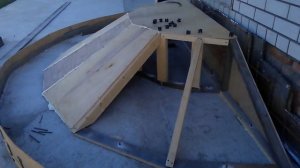 Круглое бетонное крыльцо с тремя ступенями