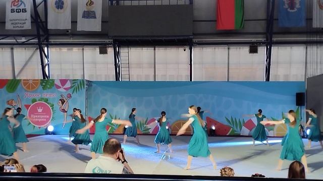 Выпускницы школы художественной гимнастики "Принцесса спорта". Красивый гимнастический танец. смотреть онлайн
