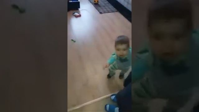 Галенко Денис ходит сам (1 год) смотреть онлайн