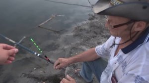 ДЕД на УМНЫЙ ПОПЛАВОК КАРАСЯ ДУБАСИТ!!! РЕВОЛЮЦИЯ РЫБАЛКИ из КИТАЯ!!! Рыбалка на карася летом