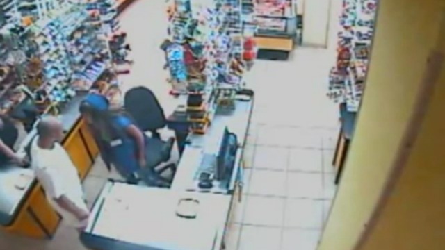 Охранник супермаркета избил кассиршу смотреть онлайн