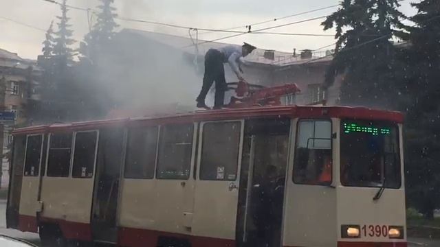 Трамвай загорелся в центре Челябинска смотреть онлайн