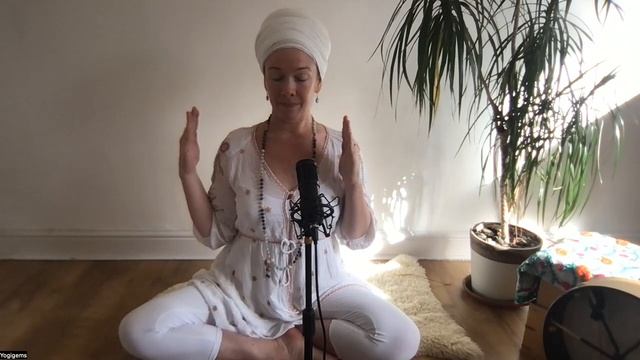 35 minute kundalini yoga to elevate the heart frequency | Yogigems смотреть онлайн