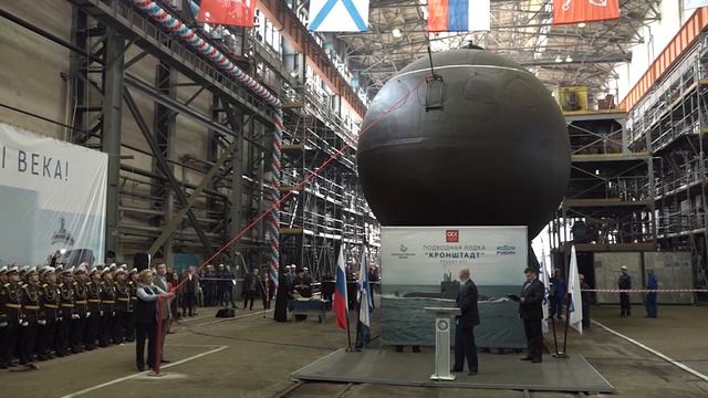 Церемония спуска на воду подводной лодки «Кронштадт» на Адмиралтейских верфях смотреть онлайн