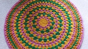 №249 Коврик-сидушка на стул из кавказской пряжи крючком.Обеденный перерыв-время для любимого хобби.