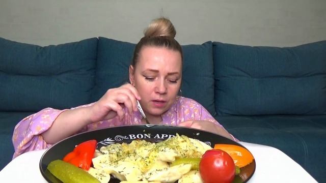 МУКБАНГ ВАРЕНИКИ С СЫРЫМ КАРТОФЕЛЕМ И САЛОМ, ВКУСНЫЕ ДОМАШНИЕ СОЛЕНЬЯ/Mukbang еда на камеру/Не АСМР смотреть онлайн